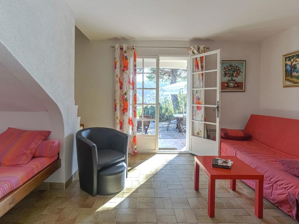 Snug Holiday Home In Bormes Les Mimosas With Pool Ngoại thất bức ảnh